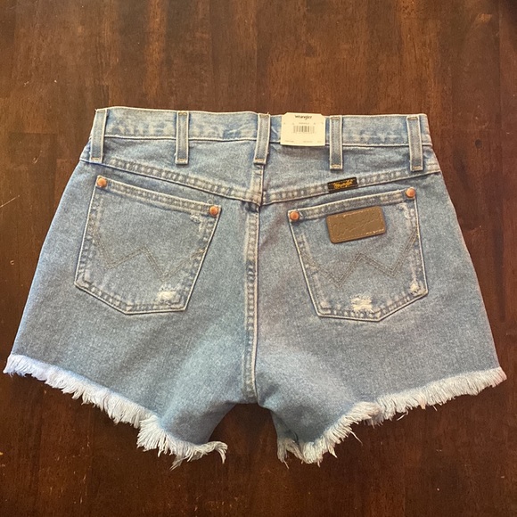 Wrangler Denim/ Jean Shorts with Frey Detail; Light Wash New With Tags - Picture 6 of 7